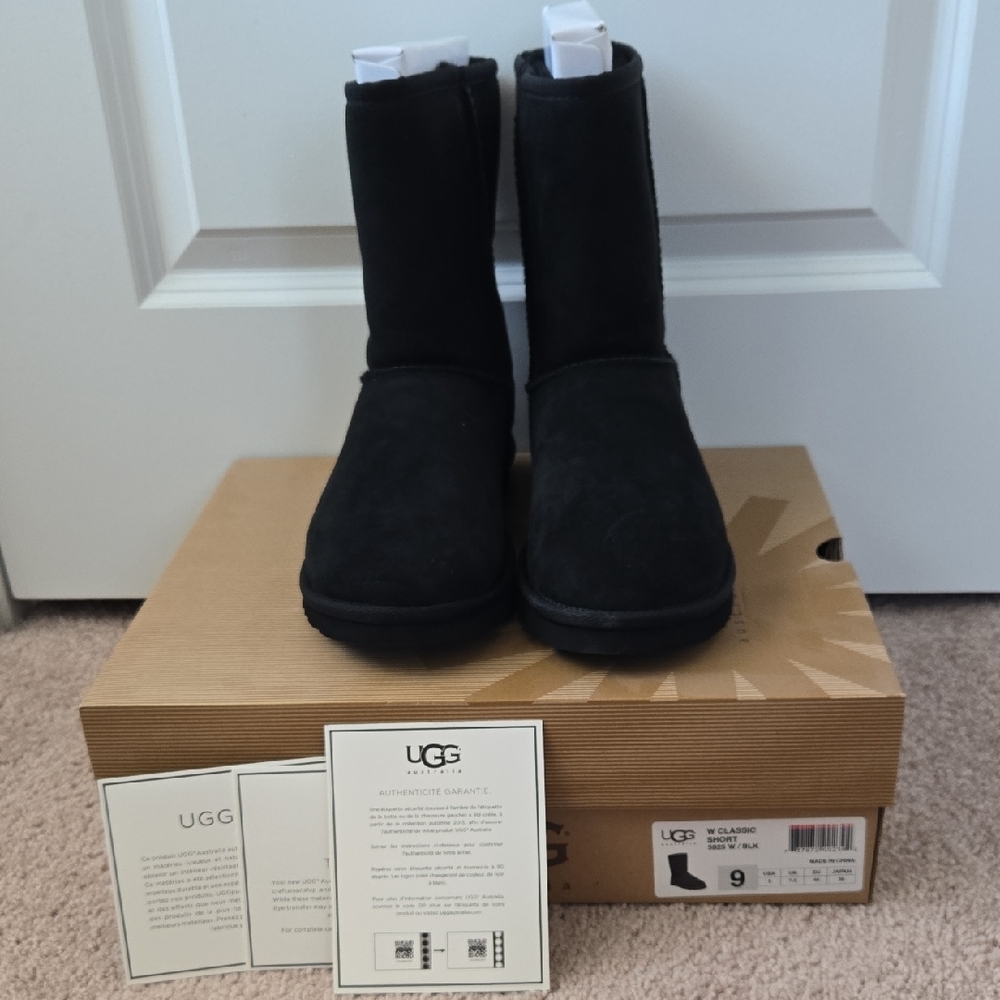 NIB Ugg Women's Classic Short Boot In Black, Size 9